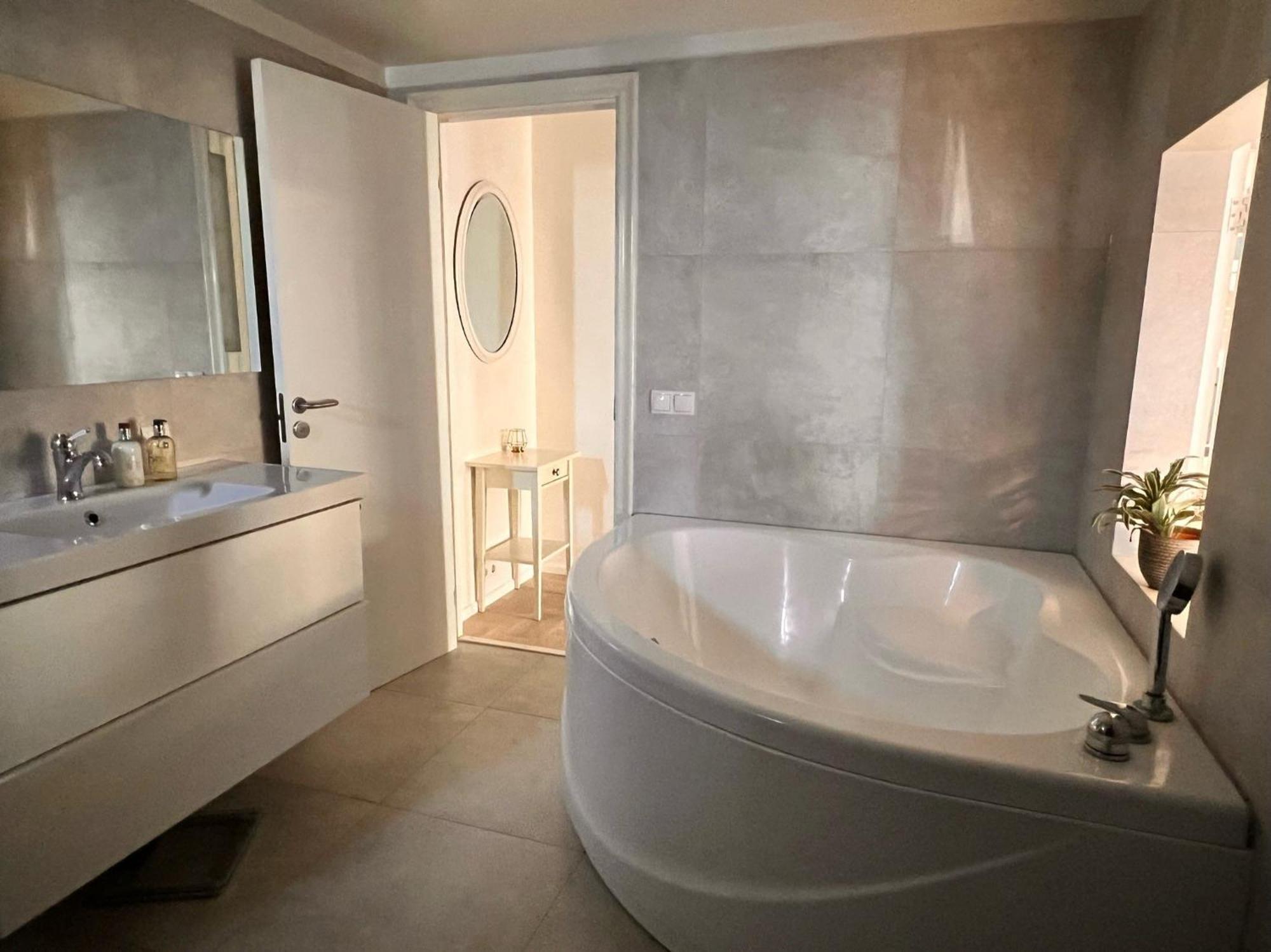 Casa Disa - Apartments A Boutique Guesthouse In Reykjavik City'S Central Park And Botanical Garden In Laugardalur, Hot-Spring-Valley المظهر الخارجي الصورة
